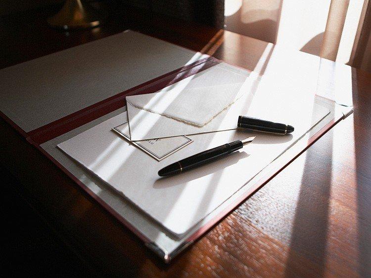 Dokumenty i długopis na biurku